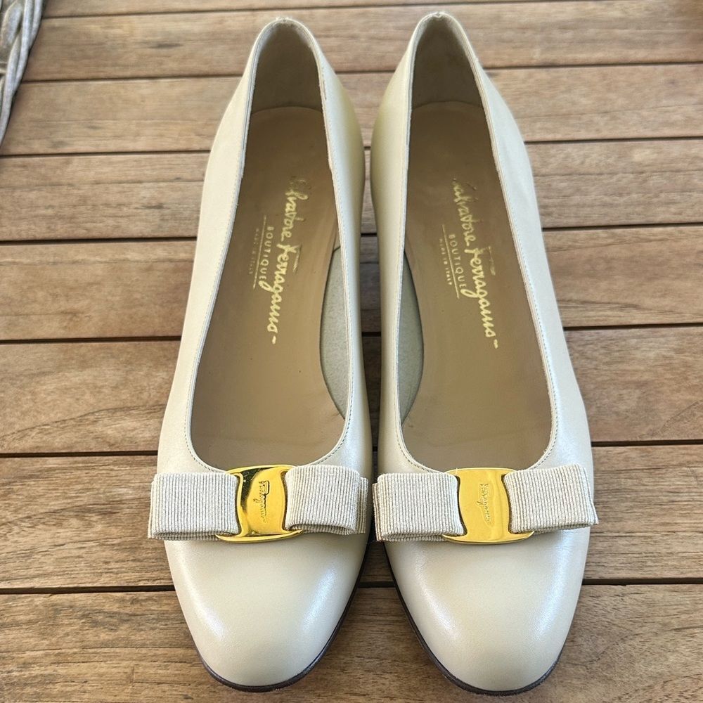 Salvatore Ferragamo Vara Beige Leather Pump 10